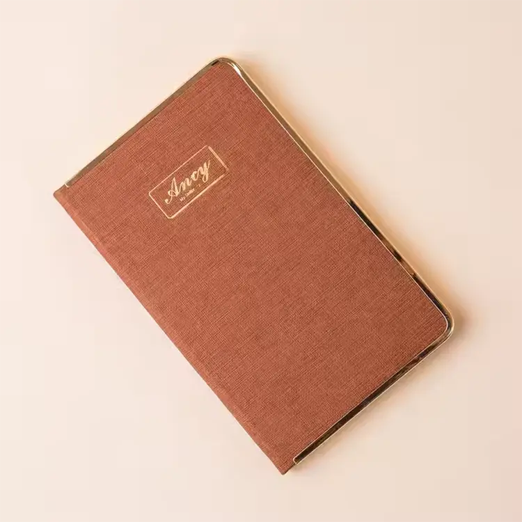 Fém szélű notebook